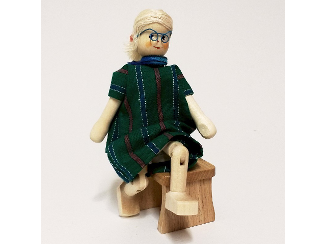 Oma, Kleid kariert, Brille