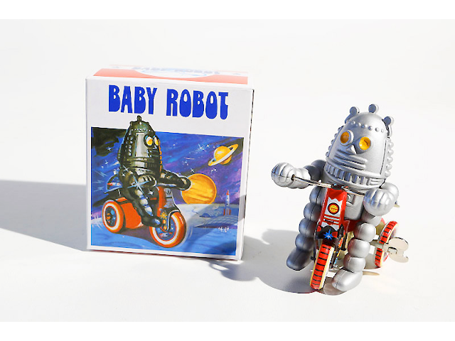 Space Baby Robot auf Dreirad, silber