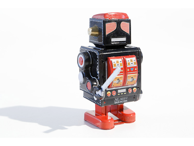 Roboter schwarz-rot mit Laserschwert