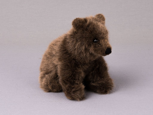 Braunbär `Lümmel`, hockend