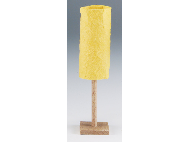 Stehlampe mit gelbem Schirm